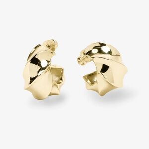 NWT Melinda Maria Gold “With A Twist Hoops .75”